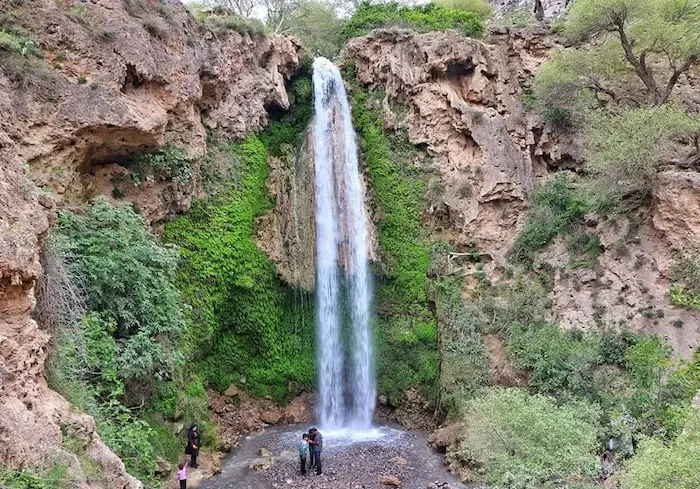 آب های خروشان در ارتفاعات آبشار دره آل و بازدید گردشگران 415241564115