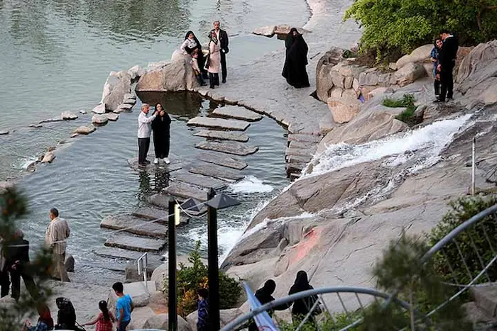 بازدید گردشگران از پارک کوهسنگی مشهد و لذت بردن از آب های خنک دریاچه 612631463416