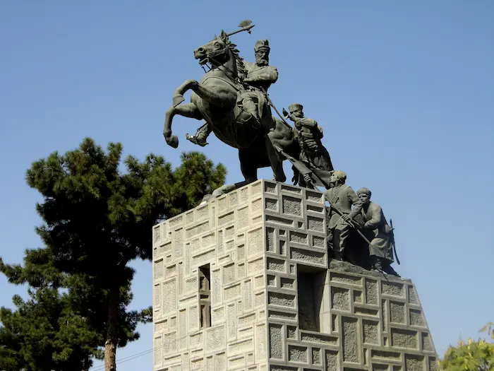 مجسمه سوار بر اسب نادر شاه مقابل درب ورودی باغ 41541564164136