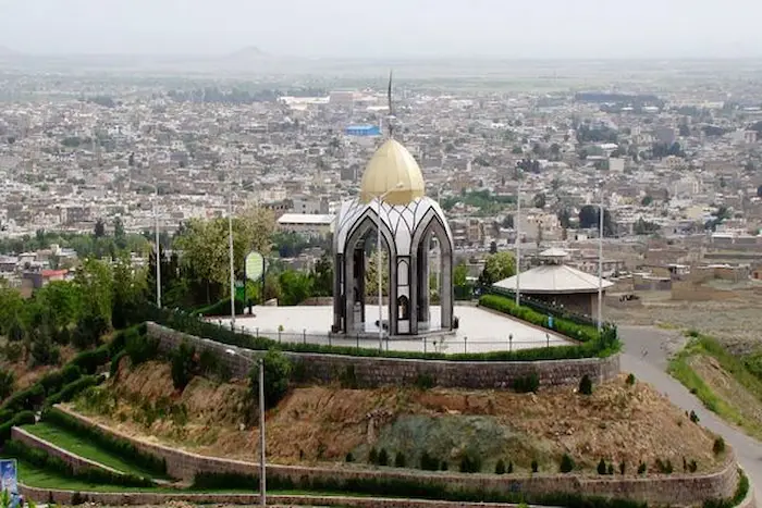 نمایی از مقبره گنبدی شکل و شهر تربت حیدریه 55112121212000