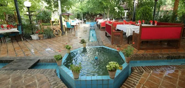حوض آب در محوطه باغ رستوران مهستان شاندیز 12632131246341