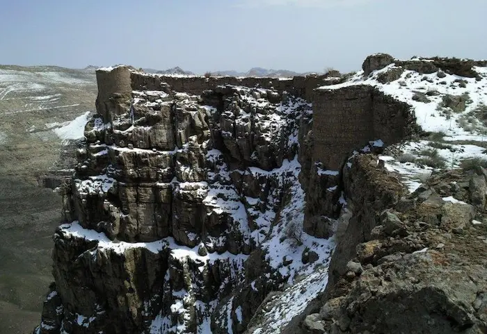 ارتفاعات قلعه آل و مات پوشیده شده از برف 5656352635263