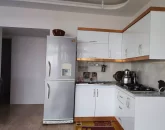 کابینت های سفید و یخچال آشپزخانه ویلا در نیشابور
