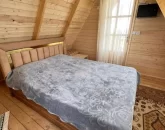اتاق خواب با تخت دونفره دارای تراس با چشم انداز و دیوارهای چوبی 565645454