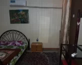 اتاق خواب با کاغذ دیواری کرمی با سیستم سرمایشی 54564521288