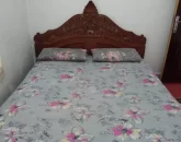 تخت خواب با روتختی طوسی رنگ اتاق خواب خانه روستایی در گناباد