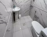 سرویس بهداشتی فرنگی در حمام با کاشی های زیبای سفید 9445451211871