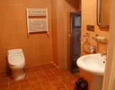 توالت فرنگی و رختکن حمام به همراه آینه و روشویی ویلا در نیشابور 98959