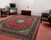 اتاق پذیرای فرش شده با تلوزیون قدیمی خانه ویلایی در تربت جام 41568478