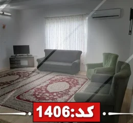 اتاق پذیرایی فرش شده به همراه مبلمان و اسپیلت ویلا در قوچان 594584