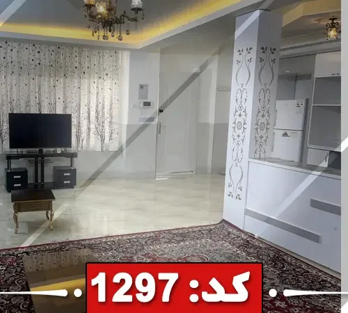 اتاق پذیرایی کف پوش سرامیکی و فرش شده خونه ویلایی در مشهد 14658419874