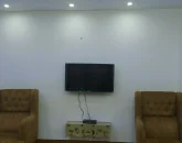 تلوزیون دیواری با مبلمان قهوه ای آپارتمان در تایباد 46874
