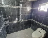 حمام و سرویس بهداشتی فرنگی با کاشی های سفید مشکی آپارتمان در تربت حیدریه 4464
