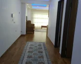 راه رو و درب های چوبی و اتاق پذیرایی آپارتمان در تایباد 564568