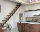 آشپزخانه و پله های طبقه همکف خانه ویلایی در مشهد 47658