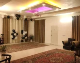 اتاق پذیرایی فرش شده با مبلمان و درب ورودی خانه ویلایی در مشهد 48546