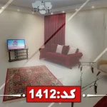 اتاق پذیرایی فرش شده به همراه مبلمان و تلوزیون آپارتمان در تربت حیدریه 54641541