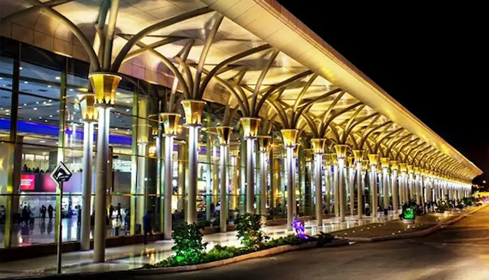 درخشش نمای بیرونی فرودگاه مشهد و سازه های ساختمان آن در شب 4584678