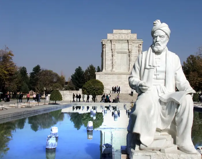 مجسمه سفید ابوالقاسم فردوسی درکنار استخر آبی 487486