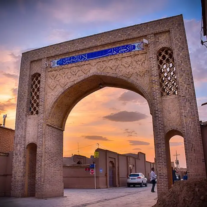 ورودی شهر با سازه قدیمی در روستای ریاب گناباد 585536