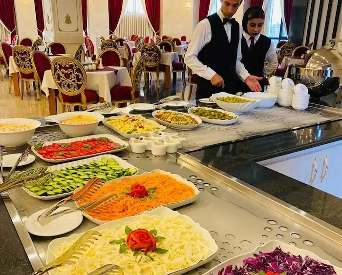 سرو غذاهای متنوع در رستوران شارستان مشهد 478746