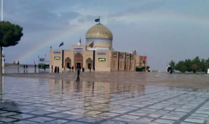مسجد جامعه کاخک در زیر آسمان ابری و رنگین کمانی در گناباد 54684
