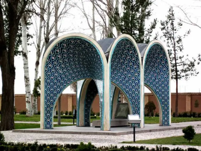 معماری زیبای ایرانی آرامگاه کمال_الملک در نیشابور در اطراف آرامگاه عطار نیشابوری 21563