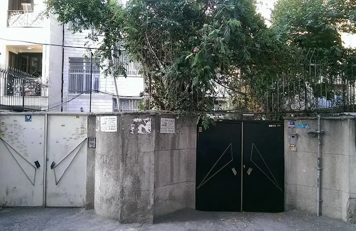 نمای بیرونی درب مشکی رنگ خانه کلنگی در مشهد 156434
