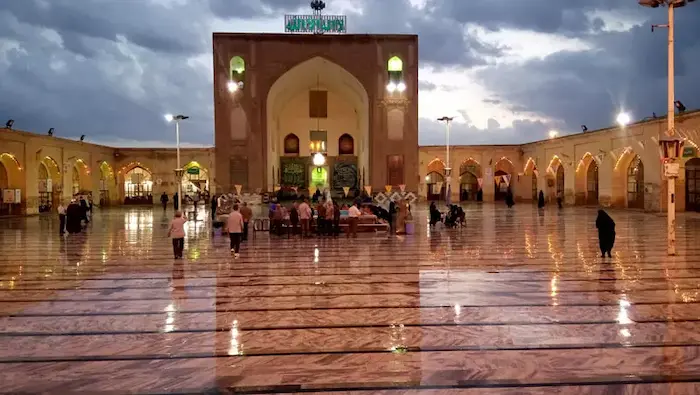 نمای بیرونی صحن باران خورده مسجد جامع نیشابور در زیر آسمان ابری در نیشابور 1256453