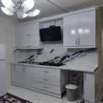 آشپزخانه با کابینت های سفید و اجاق گاز صفحه ای واحد آپارتمان در مشهد 8476845674576
