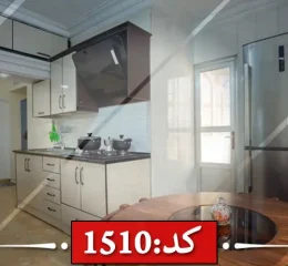 آشپزخانه با یخچال و میز غذاخوری واحد اپارتمان در مشهد 66574556