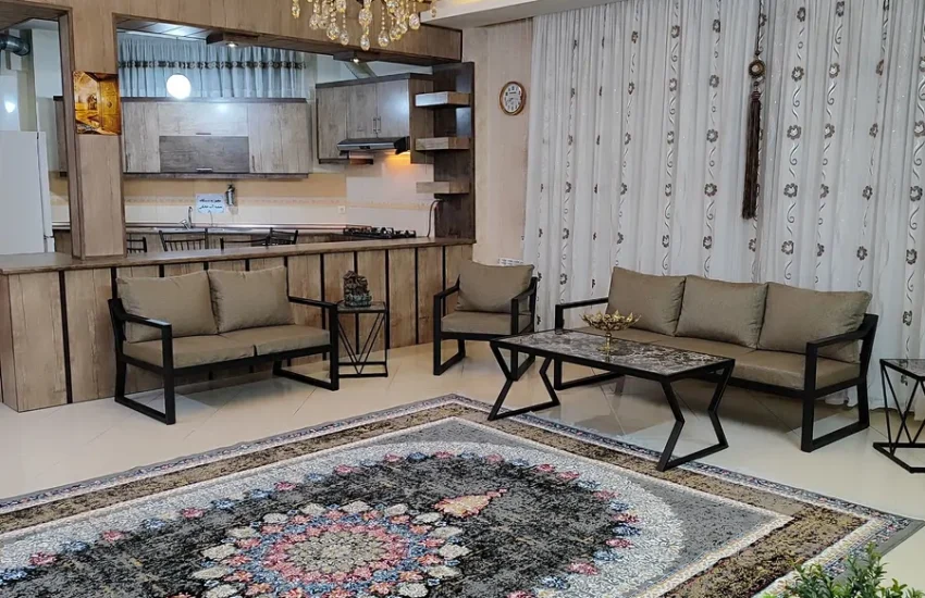 اتاق پذرایی فرش شده به همراه مبلمان خانه ویلایی در مشهد 874574659556