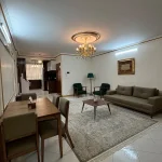 اتاق پذیرایی فرش شده به همراه مبلمان واحد آپارتمان در مشهد 835487658743