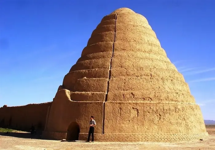 نمای بیرونی سازه خشتی و قدیمی مخروطی شکل یخدان گوثر، یکی از جاهای دیدنی اطراف شهر بیدخت 875987584545