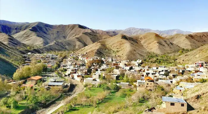 خانه های مسکونی روستای خانیک در کنار کوه های بلند قامت یکی از روستاهای گناباد 8975394804