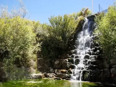 آبشار خروشان در کنار درختان سرسبز کاخک در گناباد 456451