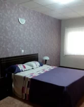 اتاق خواب نورگیر با کاغذ دیواری زیبا و مدرن و موکت 5456456465456