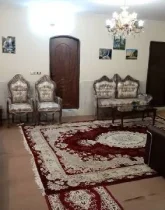 اتاق پذیرایی با مبلمان و فرش و بخاری گازی خانه ویلایی در نیشابور 145648874